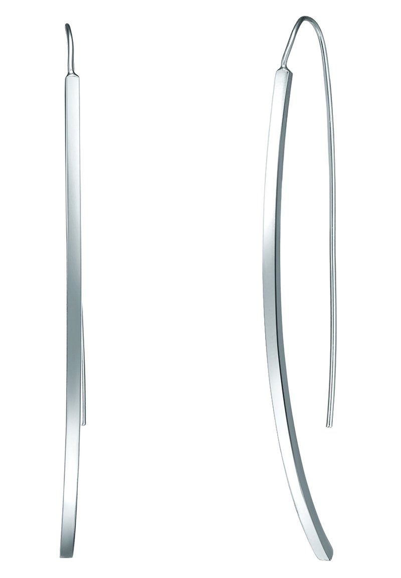 Pendientes de aro metálico plateado con un diseño curvado y alargado. Presentan un acabado suave y un alambre delgado para facilitar su uso.