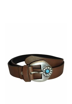 Cintura in pelle marrone con fibbia in argento con un motivo floreale e una piccola pietra turchese al centro, arrotolata su uno sfondo bianco.