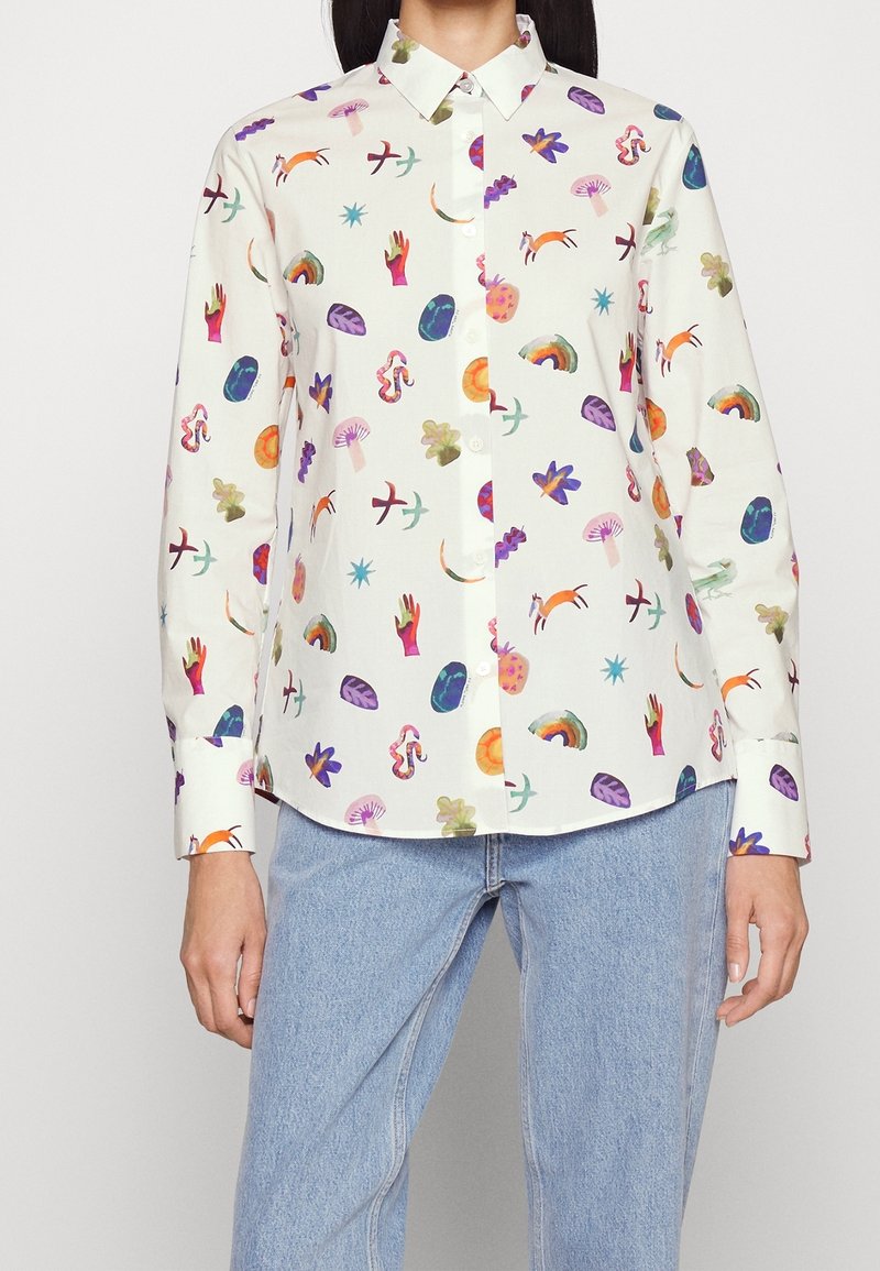 Vit skjorta med knappar och färgglada abstrakta mönster inklusive händer, blad och regnbågar; långa ärmar, klassisk krage och rundad fåll.