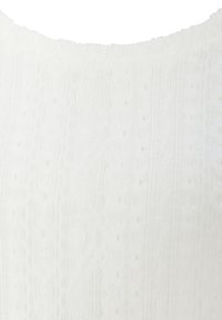 Weißes Strickkleid mit einem strukturierten Muster aus erhöhten Designs und subtilen Punkten, entworfen mit einem runden Halsausschnitt und weichem Material.