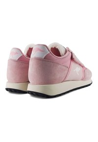 Sneaker in suede rosa con una toma superiore in tessuto liscio, caratterizzate da un logo bianco sul tallone e una suola in gomma nera texture.