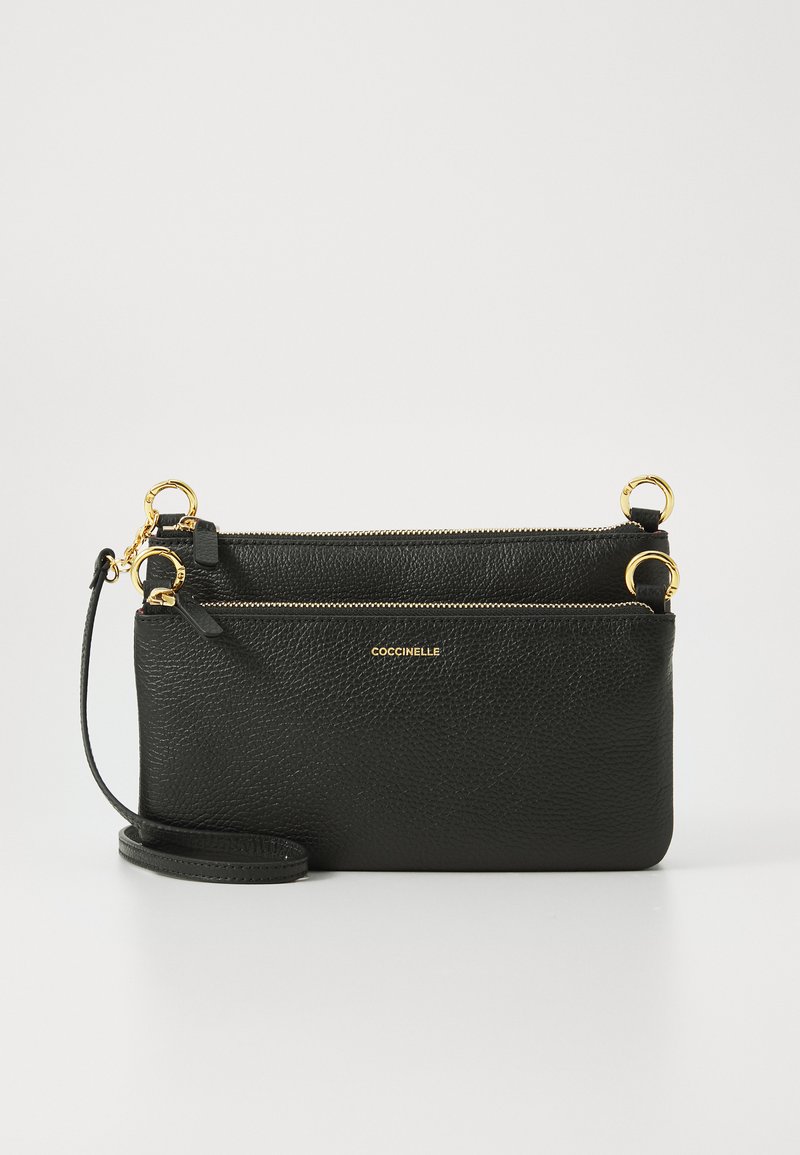 Borsa a tracolla in pelle nera con due scomparti con zip, dettagli in metallo dorato e una tracolla rimovibile. Superficie con dettaglio testurizzato.
