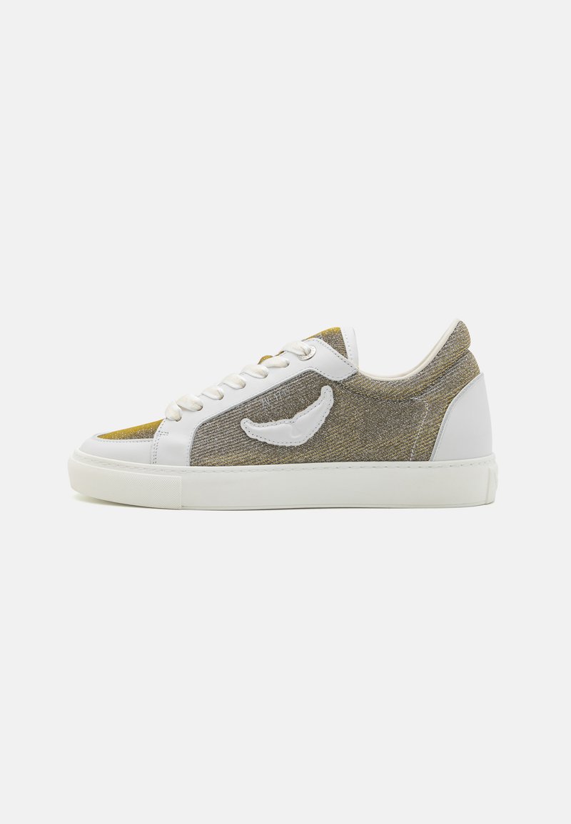 Sneaker bianco e oro con tomaia in tessuto testurizzato, design con lacci e logo laterale. Presenta una suola in gomma bianca e punta tonda.