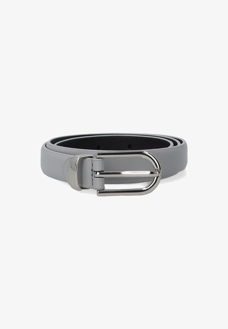 Ceinture en cuir gris enroulée avec une boucle en métal argenté brillant sur un fond blanc.