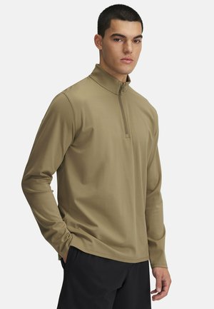 Langsleeve pullover van kaki stof, met een staande kraag en kwart-ritssluiting. Soepele textuur met een relaxte pasvorm.