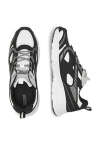 Las zapatillas deportivas en blanco y negro presentan una parte superior de malla, acentos reflectantes y una suela de goma texturizada con un talón acolchado y cierre de cordones.