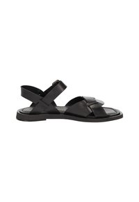 Sandale en cuir noir avec un design croisé, bout ouvert et sangle réglable. Semelle plate avec des accents noirs texturés pour une adhérence et une stabilité.