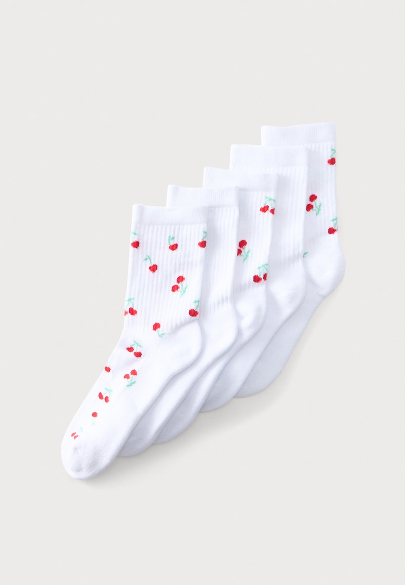 Cinq paires de chaussettes blanches montantes avec de petits motifs de cerises rouges et des tiges vertes, disposées côte à côte sur un fond clair.