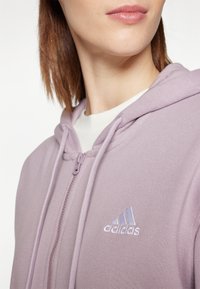 adidas Sportswear ESSENTIALS LINEAR FULL-ZIP - Mikina so zipsom - preloved fig/white