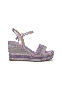 Sandali wedge viola con cinturino metallico, soletta in juta intrecciata e dettagli texture sul wedge, dotati di una cinghia alla caviglia con fibbia.