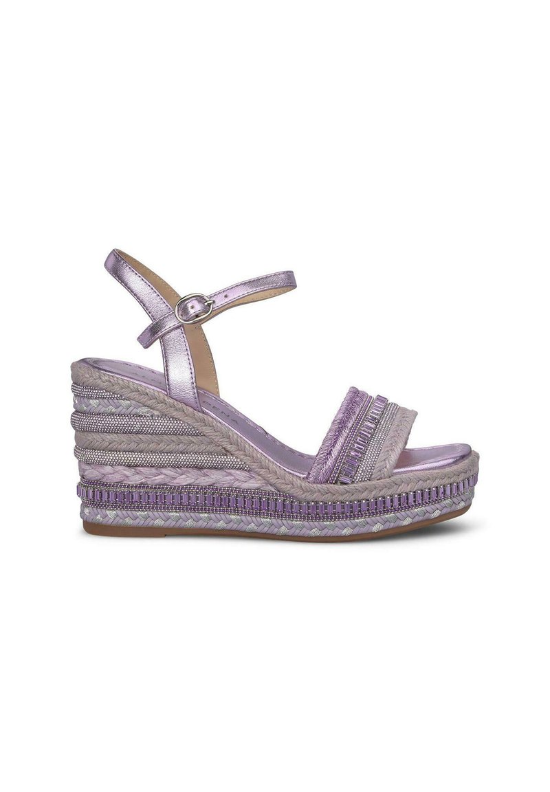 Sandali wedge viola con cinturino metallico, soletta in juta intrecciata e dettagli texture sul wedge, dotati di una cinghia alla caviglia con fibbia.
