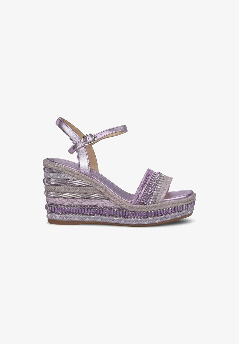 Sandali wedge viola con cinturino metallico, soletta in juta intrecciata e dettagli texture sul wedge, dotati di una cinghia alla caviglia con fibbia.