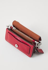 COACH TABBY BAG 12 - Kézitáska - ruby