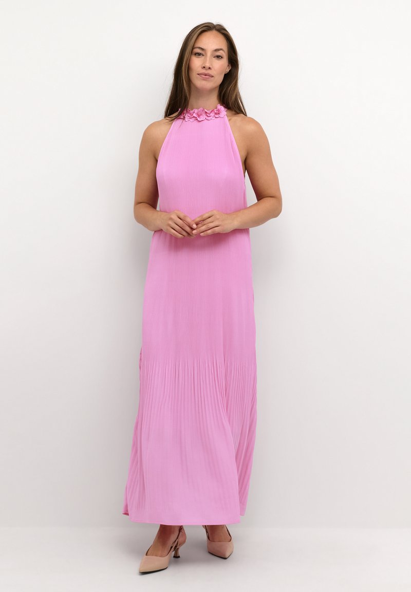 Rochie roz cu decolteu halter și un accent floral la gât, având plisuri pe toată lungimea, cu un design fluid care ajunge până la glezne.
