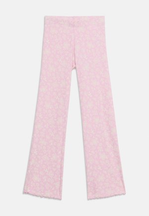 Ροζ παντελόνια καμπάνα με άσπρα λουλουδάτα σχέδια και ελαφρώς σφηκοειδές τελείωμα, τοποθετημένα επίπεδα σε λευκό φόντο.