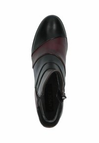 Bottine en cuir noire et bourgogne avec un bout rond, présentant des rayures diagonales et une fermeture éclair sur le côté pour un enfilage facile. Doublure intérieure douce.