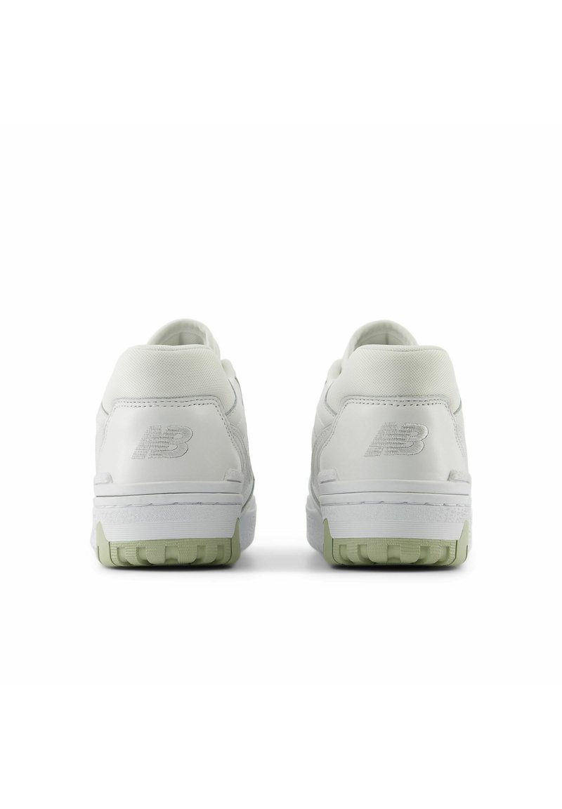 Weiße Sneakers mit einem glatten Lederobermaterial, das ein niedriges Profil, eine runde Zehenpartie und eine gummierte Sohle mit grünlichem Farbton aufweist. "NB"-Logo prägedruckt auf den Fersen.
