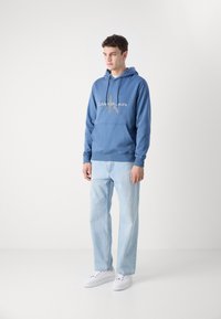 Calvin Klein Jeans SEASONAL MONOLOGO REGULAR HOODIE - Ikdienas džemperis - blue coast
