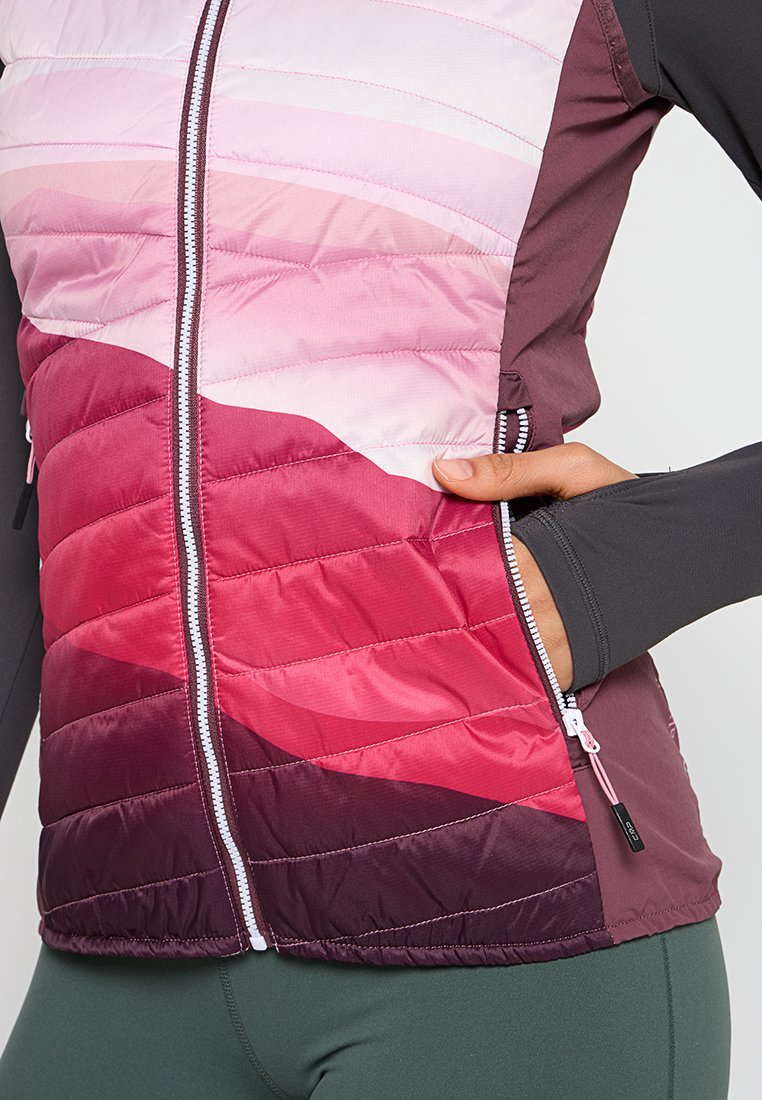 Mehrfarbige, isolierte Weste mit Farbverlauf in Rosa und Burgunder, Reißverschluss, gestepptem Design und figurnaher Passform.