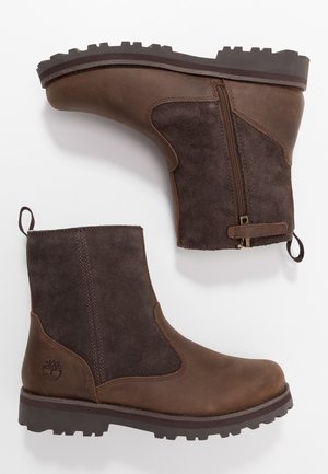 Stivaletti alla caviglia in pelle marrone e suede con zip laterale, punta rotonda, suola texturizzata e un laccio sul retro per una facile calzata.