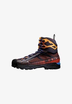 Scarponcino da trekking nero e arancione con materiali in rete e gomma. Presenta accenti blu, motivi testurizzati e un design alto alla caviglia per supporto.