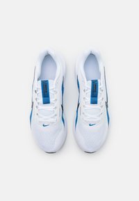 Nike Performance DOWNSHIFTER 13 - Laufschuh Straße - white/black/star blue/green strike/light armoy blue/platinum tint