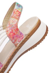 Sandale compensée colorée à motif floral avec une semelle intérieure beige rembourrée et une semelle extérieure en caoutchouc blanche texturée.