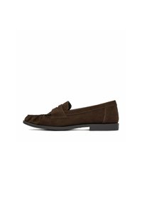 Mocasín tipo penny de ante marrón oscuro con tacón bajo y plano, y costuras al estilo mocasín a lo largo de la puntera, visto de lado.