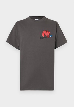 Mørkegrå T-shirt med korte ærmer med rød "NIKE"-tekst, sort swoosh-logo og lille blå flammedetalje på venstre side af brystet.