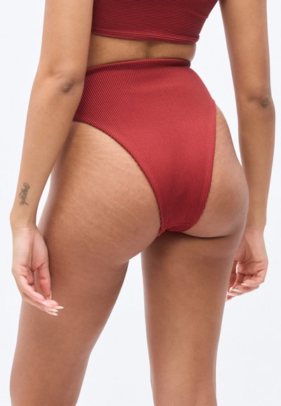 Μαγιό σλιπ με ψηλή μέση από ριμπ ύφασμα σε βουργουνδί χρώμα, με εφαρμοστό σχέδιο που παρέχει ελάχιστη κάλυψη στο πίσω μέρος και ομαλές άκρες.