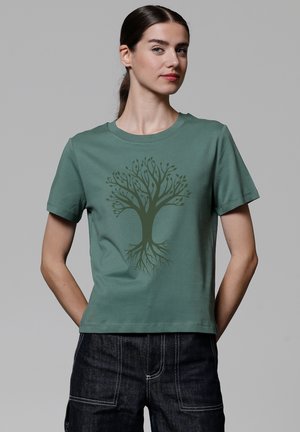 Groene katoenen t-shirt met korte mouwen, voorzien van een donkergroene boom graphic in het midden. Ronde halslijn, ontspannen pasvorm.