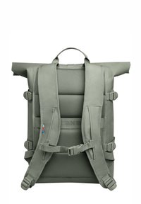 Vihreä rullattava reppu, jossa on pehmustettu puoliverkkoselkä, säädettävät hihnat, sivu-innostimet ja kestävä, teksturoidun pinnan viimeistely.