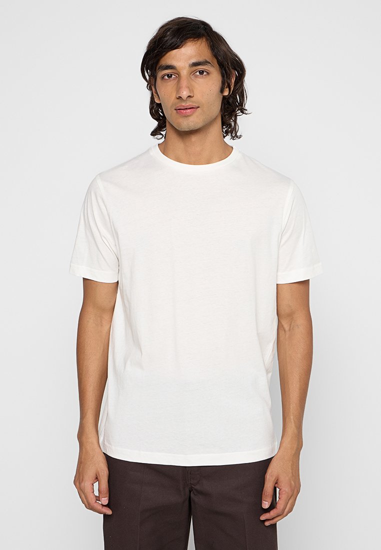 Weißes Baumwoll-T-Shirt mit kurzen Ärmeln und Rundhalsausschnitt, das eine glatte Textur und eine lockere Passform aufweist. Keine sichtbaren Muster oder Logos.