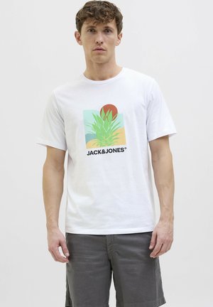 Witte katoenen t-shirt met een kleurrijk grafisch ontwerp van een groene plant, een rode zon en de tekst "JACK & JONES". Korte mouwen en een ronde hals.