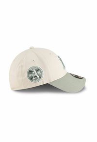 Gorra de béisbol beige con visera verde, con logotipos bordados de la Serie Mundial de 1972 en la parte frontal y lateral. Tejido de algodón.