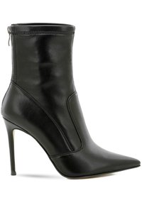 Stivaletto in pelle nera con punta appuntita, alto tacco a stiletto e chiusura con zip. Presenta una texture liscia e sottili dettagli di cucitura.