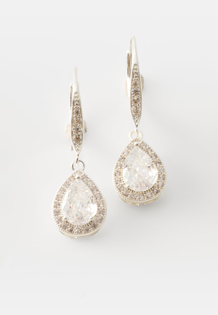 Orecchini in argento con design a goccia, caratterizzati da gemme trasparenti circondate da un alone di pietre più piccole, con finitura in metallo lucido.