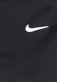 Schwarzer, sportlicher Stoff mit strukturierter Musterung und einem weißen Nike Swoosh-Logo. Das Design ist glatt und eng anliegend.