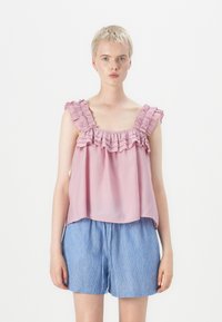Roze gerimpeld tanktop met vierkante halslijn en brede schouderbanden, gecombineerd met blauwe gestreepte shorts met een elastische taille en een relaxte pasvorm.