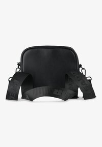 Sort læder crossbody taske med firkantet form, der har en tekstureret overflade og justerbar rem med præget branding. Lynlåslukning.
