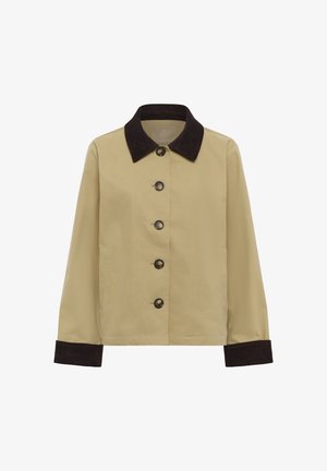 Béžová bunda s tmavým manžestrovým golierom, päť veľkých gombíkov, dlhé rukávy a rebrované manžety. Hladká textúra, štandardný strih a bez vzorov.