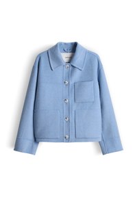 Veste en laine bleu clair avec grand col, fermeture boutonnée sur le devant et trois poches plaquées, présentée sur fond blanc.