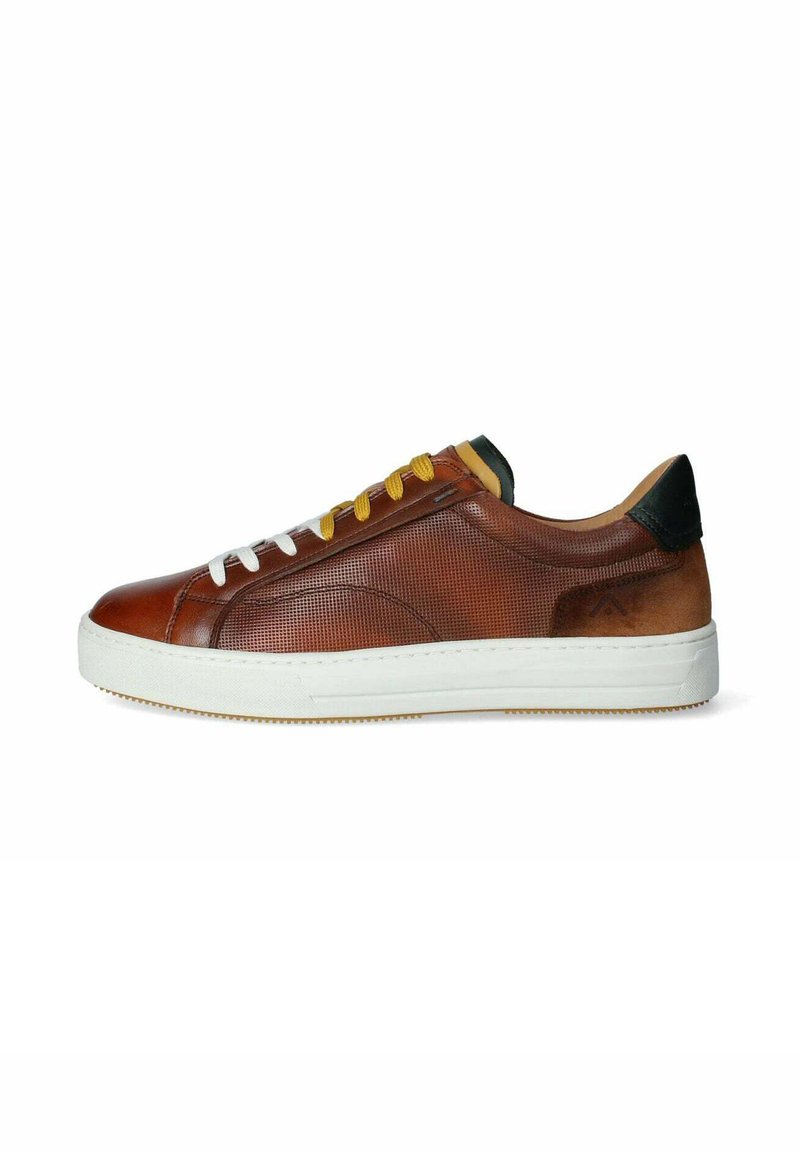 Sneaker in pelle marrone con design perforato, suola in gomma bianca, lacci gialli e bianchi e dettagli in pelle verde sul tallone.