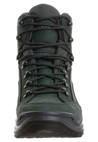 Stivale da trekking verde scuro con lacci neri, occhielli metallici, linguetta imbottita e suola in gomma nera, visto di fronte.