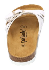 Sandalia blanca con dos correas y una hebilla decorativa. Plantilla de corcho natural con una superficie texturizada. Suela blanca. Logotipo de la marca visible en el interior.