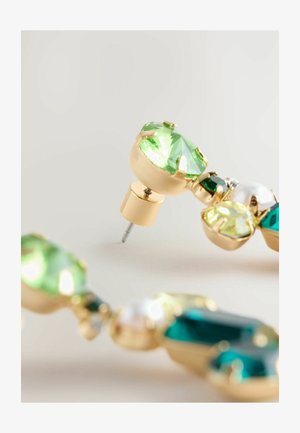 Kuldüksid, millel on rohelised ja türkiissinised gemmoodid, millel on facettlõige. Includes a pärl, mis lisab aktsenti, ja pinnakk, mis tagab kindla kandmise.