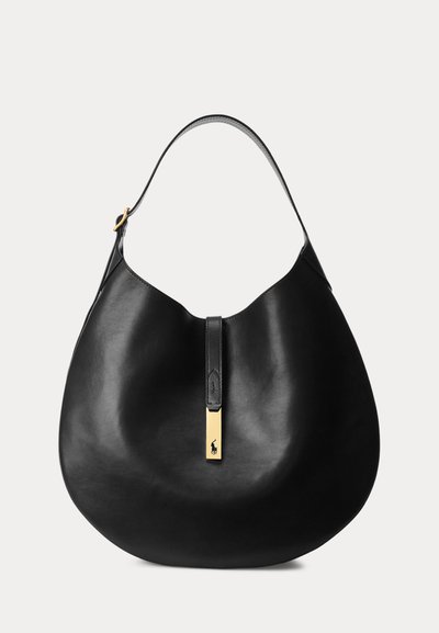 Sac hobo en cuir noir avec une bandoulière unique et un fermoir rectangulaire doré avec un petit logo.