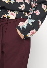 Vero Moda Petite VMEVA PAPERBAG - Calças - winetasting