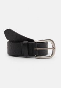 Sort læderbælte med en tekstureret overflade, der har hævede prikker og en sølvmetalspænde. Designet med en klassisk form og finish.