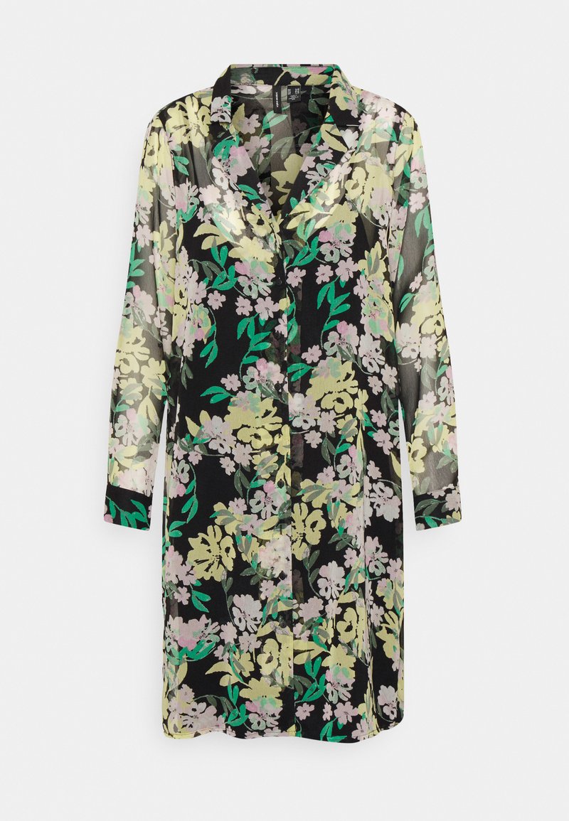 Camisa preta transparente com um padrão floral em amarelo, rosa e verde, com colarinho e mangas longas. Frente com botões e corte solto.